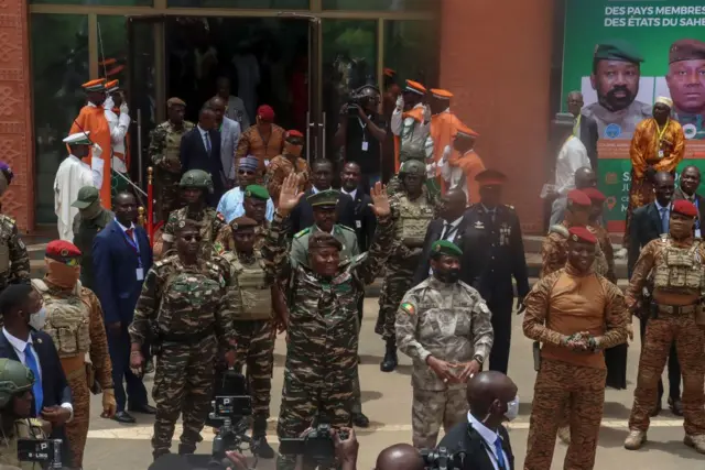 De gauche à droite : le général Abdourahamane Tiani (Niger), le colonel Assimi Goïta (Mali) et le capitaine Ibrahim Traoré (Burkina Faso) lors du sommet de la Confédération des États du Sahel à Niamey en juillet 2024