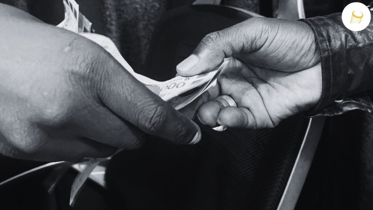 Two individuals exchanging banknotes in Bamako, illustrating corruption concerns
