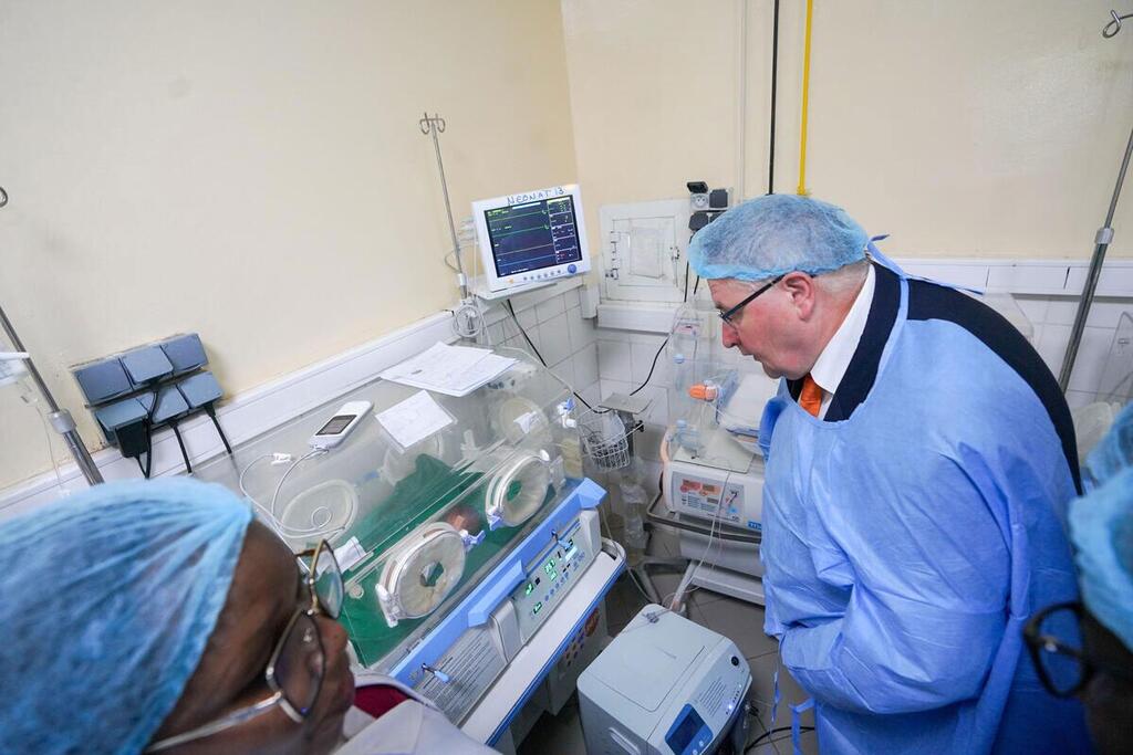 UNFPA Deputy Executive Director Andrew Saberton in a medical facility in Chad, observing an incubator in a maternity ward