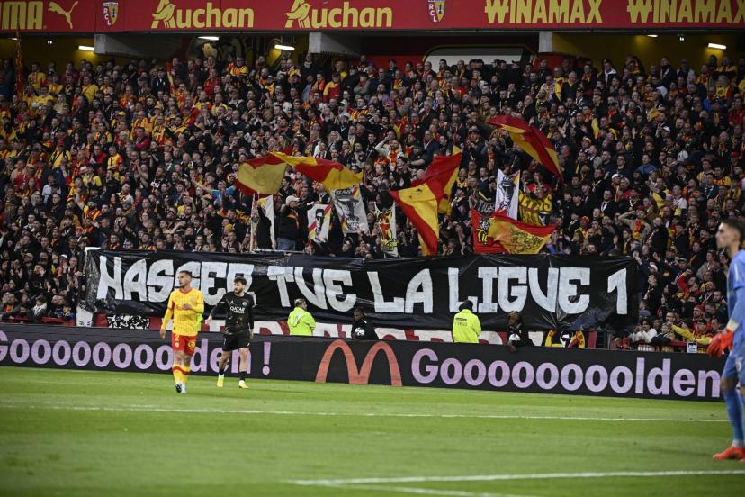 Banner displayed by Lens supporters