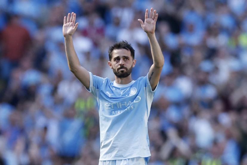 bernardo silva waving to the etihad stadium crowd