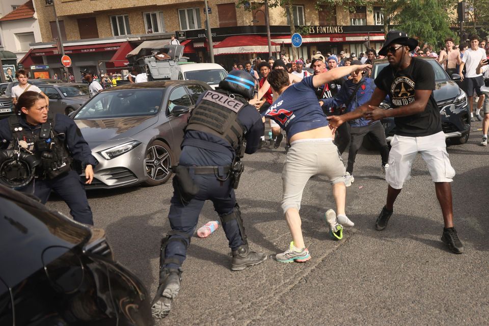 Clashes unfolding outside Parc des Princes.