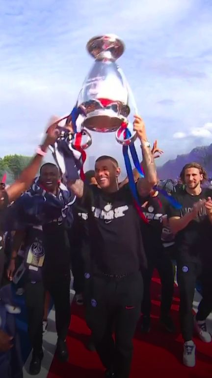 L'arrivée triomphale des joueurs du PSG sur le Champ-de-Mars (Franceinfo)