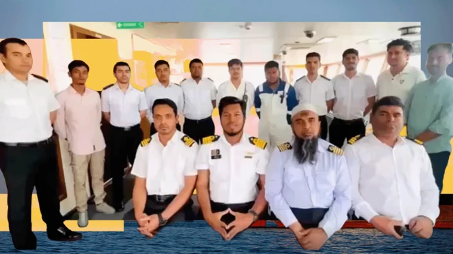 L'image composite superpose une photo de l'équipage du Banglar Joyjatra avec un fond traité en jaune au-dessus de la mer et du ciel bleu.