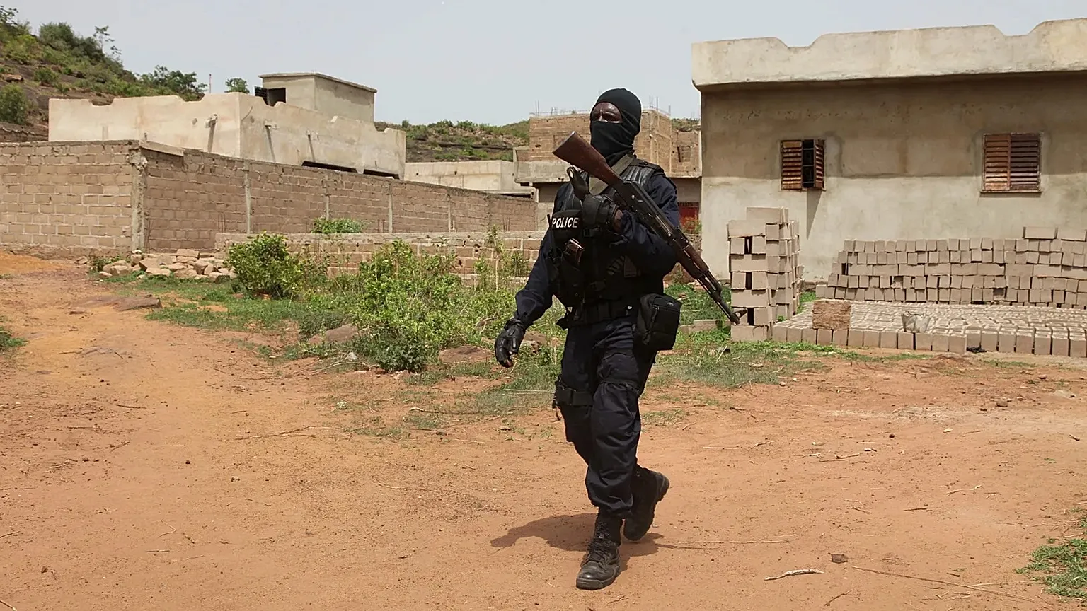 Un policier malien patrouille devant le Campement Kangaba, un complexe touristique près de Bamako, 19 juin 2017