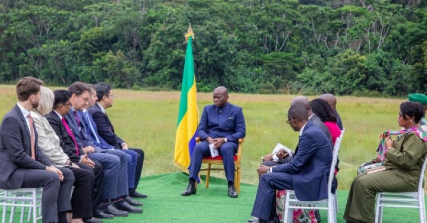 Diplomats gather around Gabon's President at Kobe-Kobe site