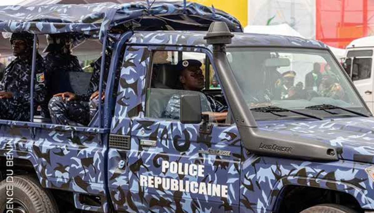 A Republic of Bénin police vehicle parked near a border checkpoint
