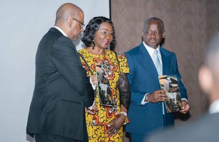 Minister of Sustainable Tourism and Crafts surrounded by the Vice-President of the Republic and Vice-President of the Government