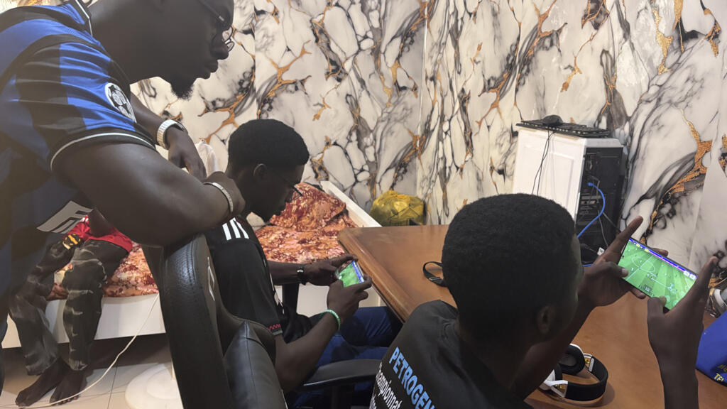 Ibzo en train d'entraîner les joueurs de l'équipe du Sénégal sur le jeu mobile eFootball à Dakar, en juin 2026