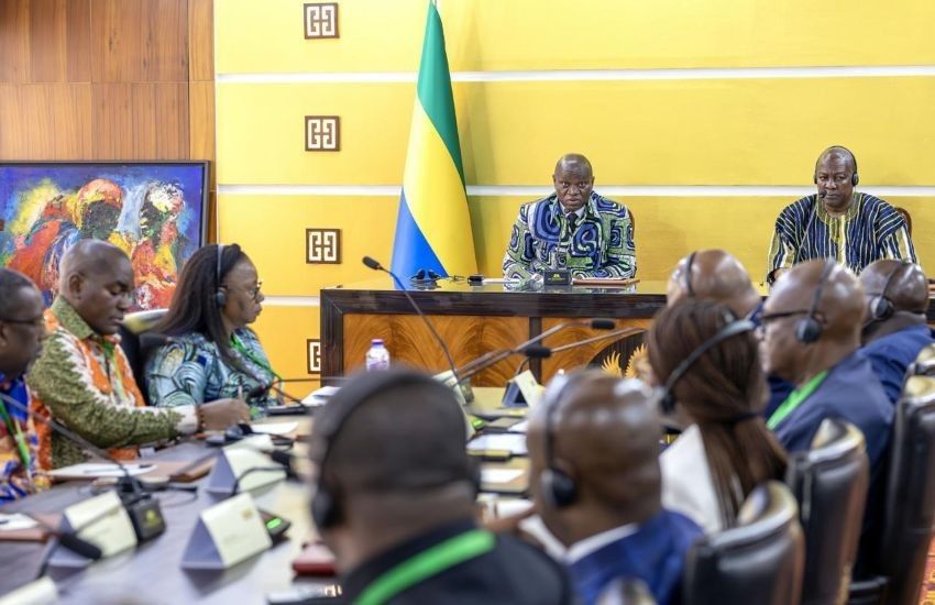 Leaders of Gabon and Ghana signing agreements